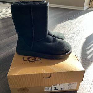 Great condition classic short black Uggs